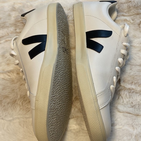 Veja Women’s White Sneakers with Black Accents LIKE NEW CONDITION!! - Picture 7 of 8